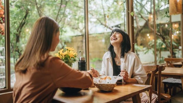 wanita nongkrong di kafe Hari Janda Internasional