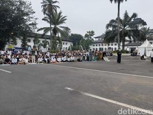 Momen Perdana Salat Id di Gedung Sate, Warga Antusias