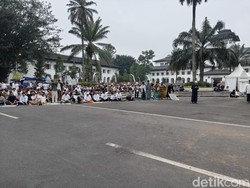 Momen Perdana Salat Id di Gedung Sate, Warga Antusias