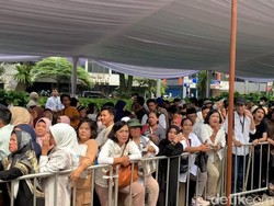 Warga Berdatangan, Mulai Antre Menunggu Open House Lebaran di Istana Dibuka