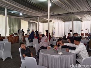 Antusias Warga di Rumah Dinas Walkot Palembang Saat Open House Lebaran