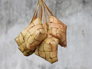 Nasi Vs Ketupat, Mana yang Lebih Bikin Gemuk? Ini Kata Dokter