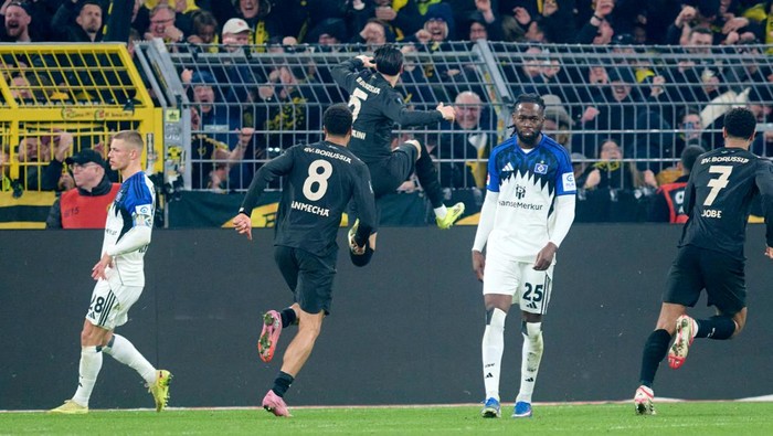 Borussia Dortmund menang comeback atas Hamburg SV.