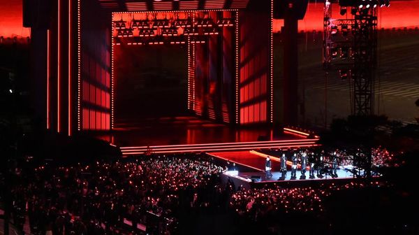 Foto Comeback Arirang BTS di Gwanghwamun Square