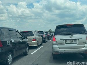 Setelah Rest Area KM 726 Surabaya-Mojokerto Banyak Mobil Nyalakan Hazard
