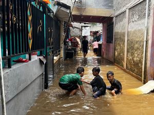 Hari Kedua Lebaran, Warga Ciracas Jaktim Masih Hadapi Banjir