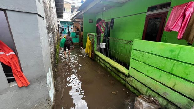 Banjir di Warga RW 03 hingga RW 05 di Ciracas, Jakarta Timur pada hari kedua Lebaran, Minggu (22/3/2026).