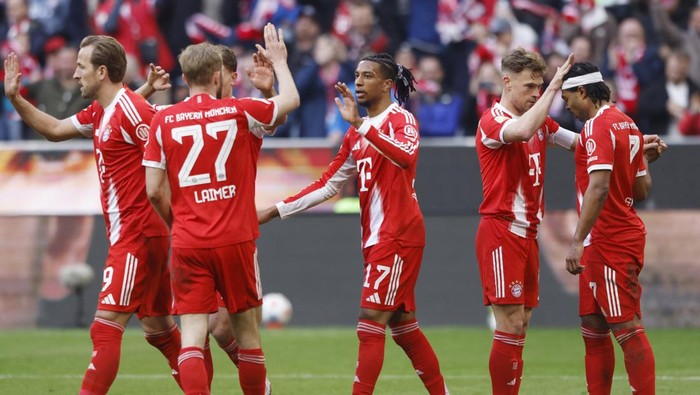 Soccer Football - Bundesliga - Bayern Munich v 1. FC Union Berlin - Allianz Arena, Munich, Germany - March 21, 2026 Bayern Munichs Serge Gnabry celebrates scoring their fourth goal with teammates REUTERS/Michaela Stache DFL REGULATIONS PROHIBIT ANY 