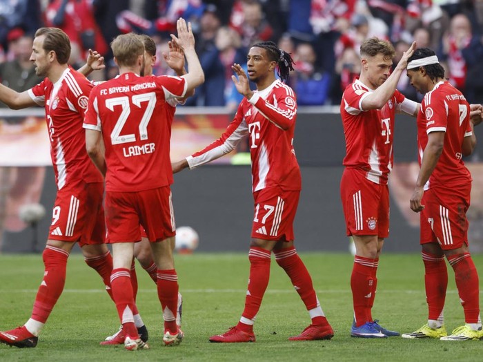 Soccer Football - Bundesliga - Bayern Munich v 1. FC Union Berlin - Allianz Arena, Munich, Germany - March 21, 2026 Bayern Munichs Serge Gnabry celebrates scoring their fourth goal with teammates REUTERS/Michaela Stache DFL REGULATIONS PROHIBIT ANY 