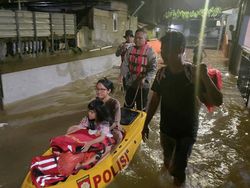 Brimob Polda Metro Bantu Evakuasi Warga Saat Banjir di Ciracas Capai 1,5 Meter