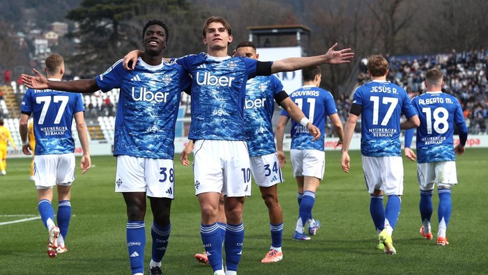 COMO, ITALY - MARCH 22: Assane Diao of Como 1907  celebrates with his team-mate Nico Paz after scoring their teams first goal  during the Serie A match between Como 1907 and Pisa SC at Giuseppe Sinigaglia Stadium on March 22, 2026 in Como, Italy. (P