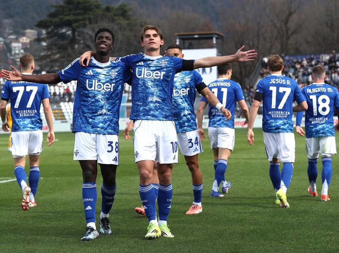 COMO, ITALY - MARCH 22: Assane Diao of Como 1907  celebrates with his team-mate Nico Paz after scoring their teams first goal  during the Serie A match between Como 1907 and Pisa SC at Giuseppe Sinigaglia Stadium on March 22, 2026 in Como, Italy. (P