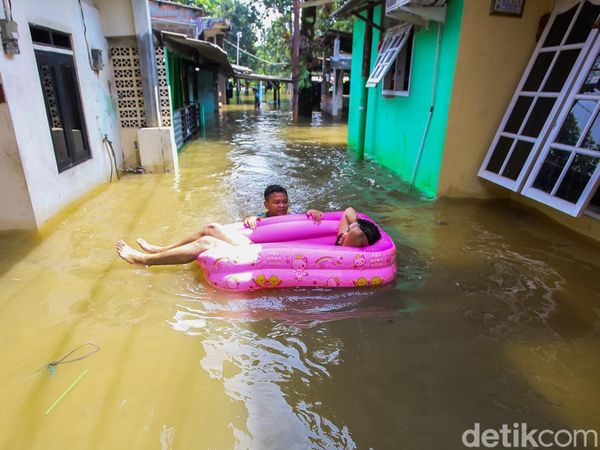 Diguyur Hujan Deras, Kampung Dukuh Ciracas Terendam Banjir