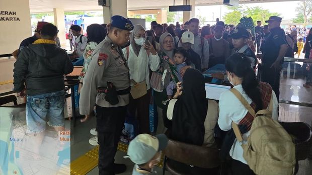 Ditpolairud Polda Metro Jaya melakukan kegiatan pelayanan dan pengamanan penumpang di Dermaga Kali Adem, Muara Angke, Jakarta Utara
