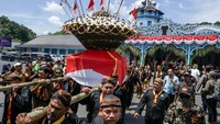 Grebeg Syawal Solo Kembali Digelar, Gunungan Diserbu Warga
