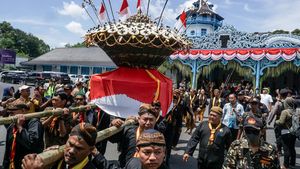 Grebeg Syawal Solo Kembali Digelar, Gunungan Diserbu Warga