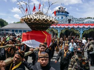 Grebeg Syawal Solo Kembali Digelar, Gunungan Diserbu Warga