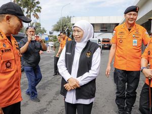 Gubernur Khofifah-Kepala Basarnas Tinjau Siaga SAR Tanjung Perak Surabaya