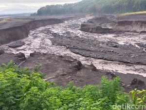 Semeru Sempat Erupsi Disertai Banjir Lahar