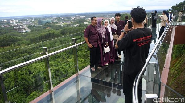 Cekrak-cekrek di Jembatan Kaca IKN