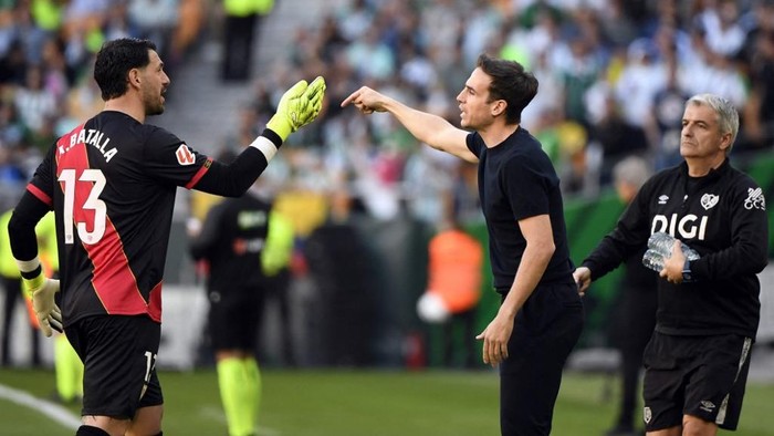 Rayo Vallecanos Spanish coach Inigo Perez (C) speaks with Rayo Vallecanos Argentine goalkeeper #13 Augusto Batalla during the Spanish league football match between Real Betis and Rayo Vallecano de Madrid at Benito Villamarin Stadium in Seville on F