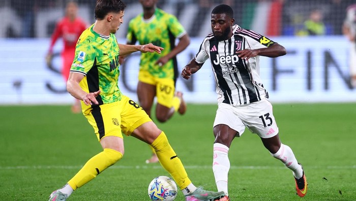 Soccer Football - Serie A - Juventus v U.S. Sassuolo - Allianz Stadium, Turin, Italy - March 21, 2026 Juventus Jeremie Boga in action with U.S. Sassuolos Tarik Muharemovic REUTERS/Guglielmo Mangiapane