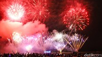 Kembang Api Meriahkan Malam Lebaran di Pantai Ancol