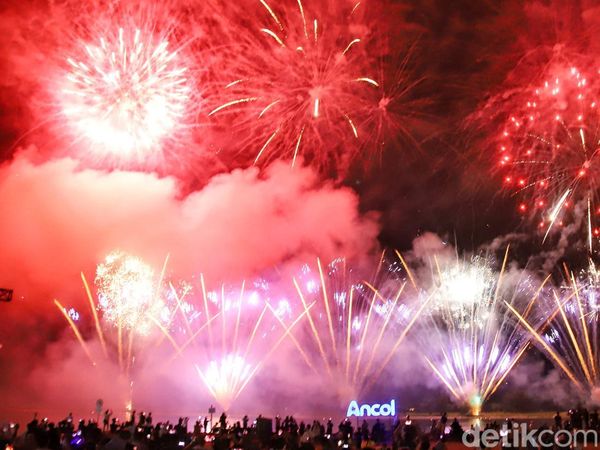 Kembang Api Meriahkan Malam Lebaran di Pantai Ancol