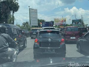 Bundaran Waru Arah ke Mojokerto Padat