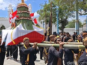 Keraton Solo Gelar Grebeg Pasa, Warga Rebutan Gunungan Jalu dan Estri