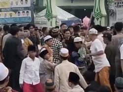 Viral Jemaah Masjid di Surabaya Baku Hantam Setelah Salat Id