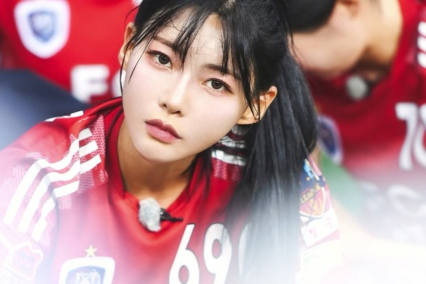 Kim Min-ji Single’s Inferno 5/Foto: Instagram.com/arb0r_day Karier cast Single’s Inferno 5 yang satu ini berasal dari dunia olahraga, dengan Kim Min-ji dikenal sebagai atlet lari yang penuh disiplin dan ambisi tinggi.