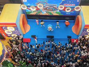 Warga Medan Jalan-jalan ke Mal saat Libur Lebaran untuk Ketemu Doraemon