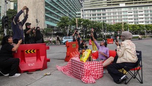 Libur Lebaran, Jalanan Sepi Jadi Latar Foto Kreatif