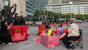 Libur Lebaran, Jalanan Sepi Jadi Latar Foto Kreatif