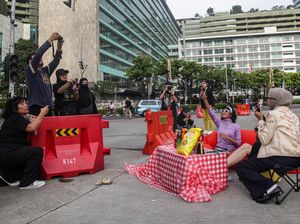 Libur Lebaran, Jalanan Sepi Jadi Latar Foto Kreatif