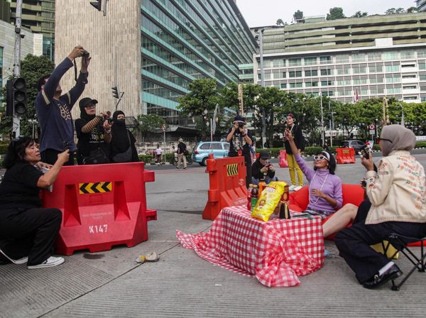 Libur Lebaran, Jalanan Sepi Jadi Latar Foto Kreatif