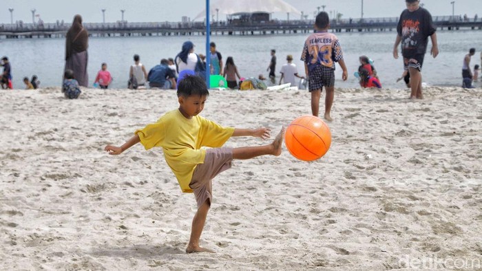 Libur Lebaran, Pantai Ancol Dipadati Wisatawan