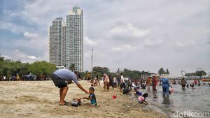 Libur Lebaran, Pantai Ancol Dipadati Wisatawan