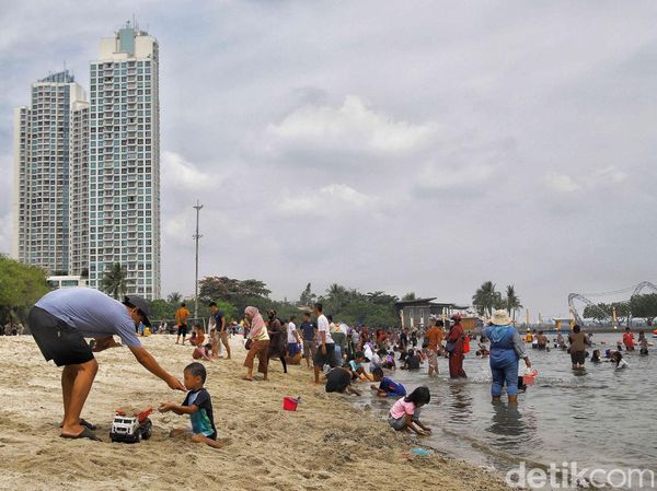 Libur Lebaran, Pantai Ancol Dipadati Wisatawan