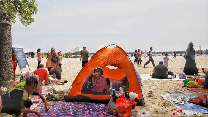 Libur Lebaran, Pantai Ancol Dipadati Wisatawan