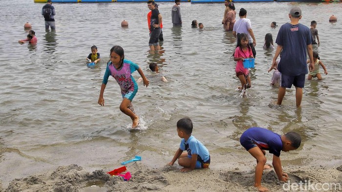 Libur Lebaran, Pantai Ancol Dipadati Wisatawan