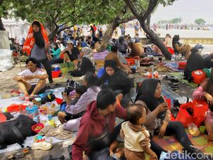 Video: Asyiknya Warga Jaktim Liburan ke Ancol Sambil Menyantap Opor-Rendang