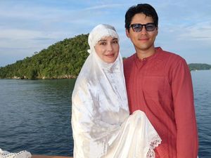 Video: Lebaran di Raja Ampat, Luna Maya-Cinta Laura Salat Id di Kapal Pinisi
