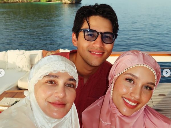 Gaya Luna Maya dan Cinta Laura Pakai Mukena Pink-Putih, Salat Ied di Kapal