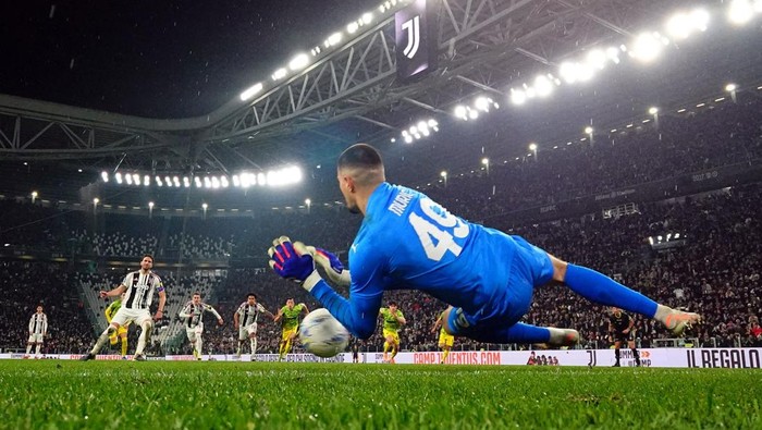 Soccer Football - Serie A - Juventus v U.S. Sassuolo - Allianz Stadium, Turin, Italy - March 21, 2026 U.S. Sassuolos Arijanet Muric saves a penalty missed by Juventus Manuel Locatelli REUTERS/Guglielmo Mangiapane     TPX IMAGES OF THE DAY