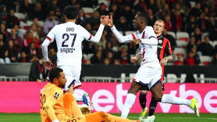 Soccer Football - Ligue 1 - OGC Nice v Paris St Germain - Allianz Riviera, Nice, France - March 21, 2026 Paris St Germains Dro Fernandez celebrates scoring their third goal with Ousmane Dembele REUTERS/Manon Cruz