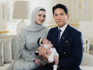 Gemas, Potret Keluarga Kecil Pangeran Mateen Ucapkan Selamat Lebaran