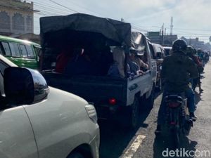 Mudik Penuh Risiko Naik Mobil Bak Terbuka Berisi 15 Orang