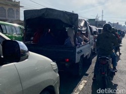 Mudik Penuh Risiko Naik Mobil Bak Terbuka Berisi 15 Orang